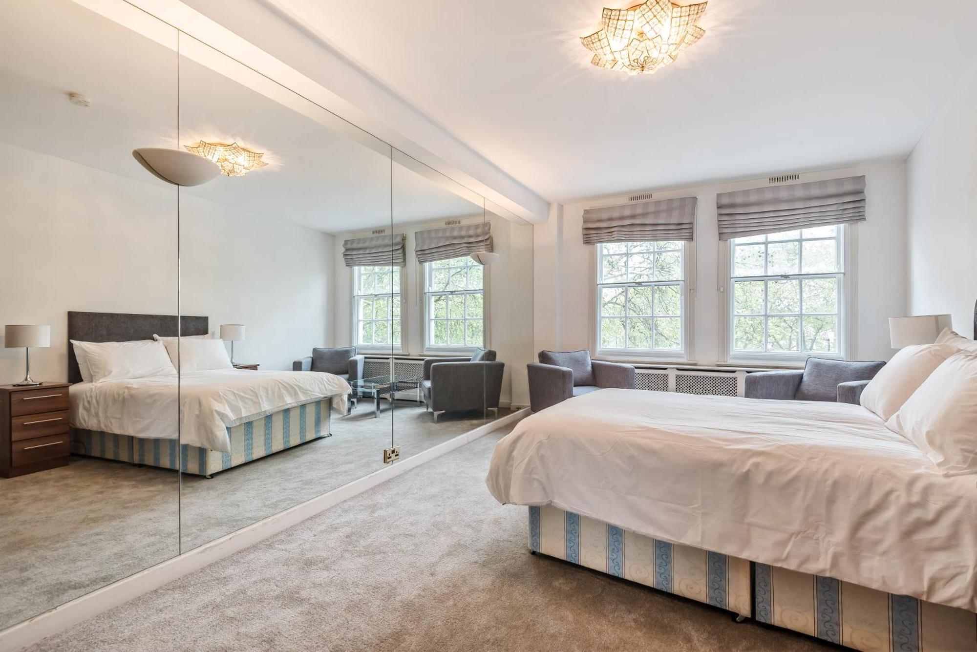 Strathmore Court * Londra